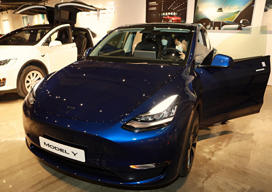 서울 롯데백화점 영등포점 1층 테슬라 갤러리에서 전기 SUV 두 번째 모델인 '테슬라 Model Y'가 최초 공개됐다. <롯데쇼핑 제공>